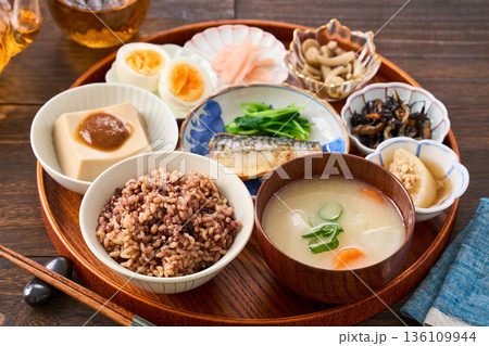 小鉢を並べた和朝食 雑穀米と味噌汁、鯖の塩焼き 小鉢を並べた和朝食 雑穀米と味噌汁、鯖の塩焼き 136109944
