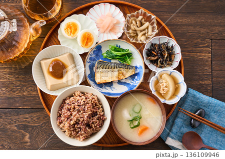 小鉢を並べた和朝食 雑穀米と味噌汁、鯖の塩焼き 小鉢を並べた和朝食 雑穀米と味噌汁、鯖の塩焼き 136109946