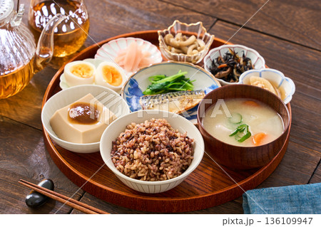 小鉢を並べた和朝食 雑穀米と味噌汁、鯖の塩焼き 小鉢を並べた和朝食 雑穀米と味噌汁、鯖の塩焼き 136109947