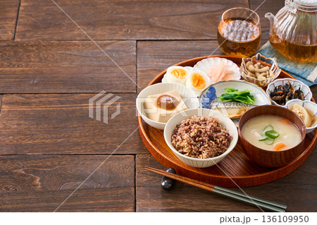小鉢を並べた和朝食 雑穀米と味噌汁、鯖の塩焼き 小鉢を並べた和朝食 雑穀米と味噌汁、鯖の塩焼き 136109950