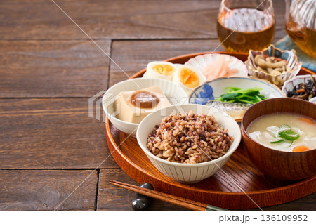 小鉢を並べた和朝食 雑穀米と味噌汁、鯖の塩焼き 小鉢を並べた和朝食 雑穀米と味噌汁、鯖の塩焼き 136109952
