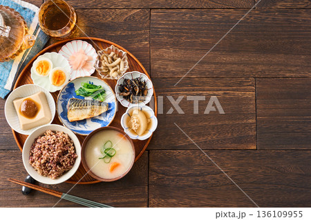 小鉢を並べた和朝食 雑穀米と味噌汁、鯖の塩焼き 小鉢を並べた和朝食 雑穀米と味噌汁、鯖の塩焼き 136109955