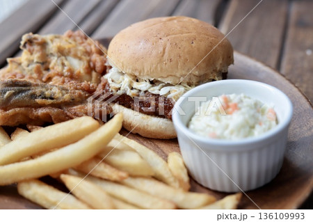照り焼きカツバーガーとフライドチキンのワンプレート ファストフード 照り焼きカツバーガーとフライドチキンのワンプレート ファストフード 136109993