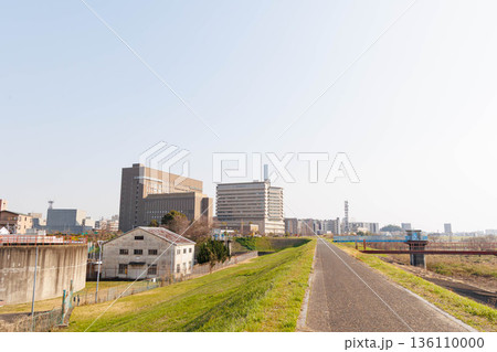 淀川から見た枚方市周辺の町並み（大阪府） 136110000
