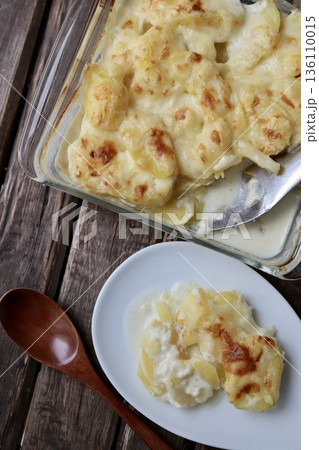 取り分けたフランスの家庭料理ドフィノア風じゃがいもグラタン 取り分けたフランスの家庭料理ドフィノア風じゃがいもグラタン 136110015