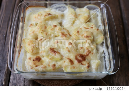手軽に作れるフランスの家庭料理ドフィノア風じゃがいもグラタン 手軽に作れるフランスの家庭料理ドフィノア風じゃがいもグラタン 136110024