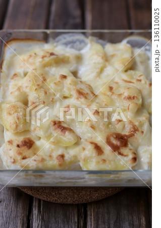 手軽に作れるフランスの家庭料理ドフィノア風じゃがいもグラタン 136110025