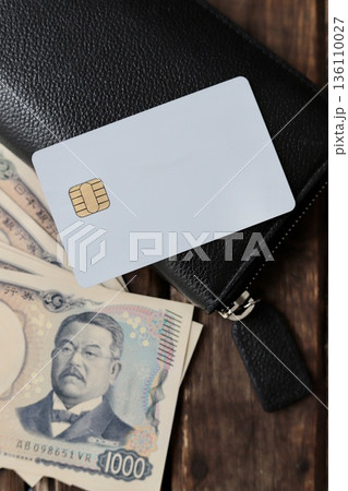 ICチップ付のクレジットカードと千円札と長財布　家計イメージ 136110027