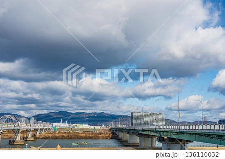淀川に架かる水管橋と枚方大橋　枚方市側からの眺め 136110032