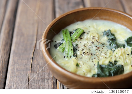 ショートパスタとほうれん草のクリームスープ 136110047