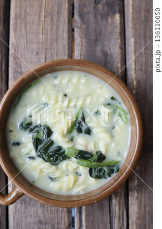 ショートパスタとほうれん草のクリームスープ 136110050