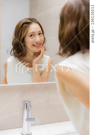 鏡を見る若い女性　　 136110211