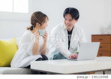 パソコンを見る若いカップル 136110306
