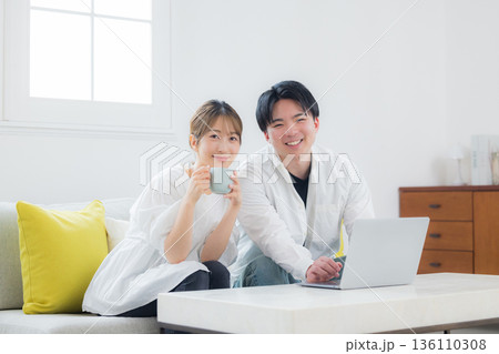パソコンを見る若いカップル パソコンを見る若いカップル 136110308