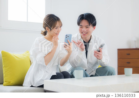 スマホを見る若いカップル スマホを見る若いカップル 136110333
