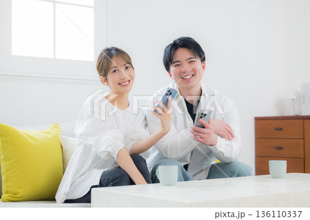 スマホを見る若いカップル スマホを見る若いカップル 136110337