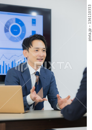 オフィスで会議するビジネスマン オフィスで会議するビジネスマン 136110353