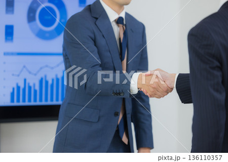 オフィスで会議するビジネスマン オフィスで会議するビジネスマン 136110357