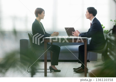 オフィスで会議するビジネスマン オフィスで会議するビジネスマン 136110358