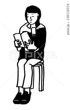 椅子に座って読書をする女性 136110374