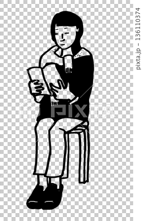 椅子に座って読書をする女性 136110374