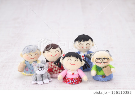 3世代家族の人形 136110383