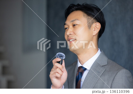 パソコンを使うビジネスマン 136110396