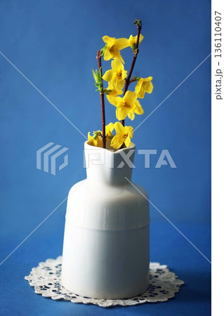 レンギョウの花　花瓶入り 136110407