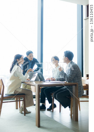 ミーティングをするビジネスマン 136110455