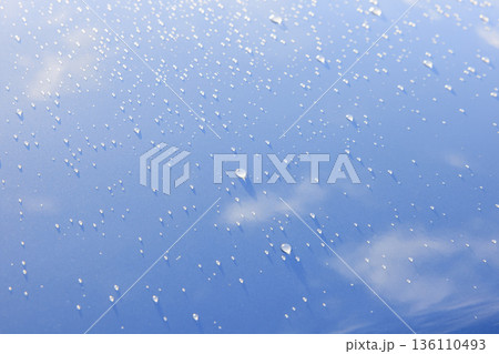 雨上がりのボンネットに宿る無数の光る雫とリフレクション 136110493