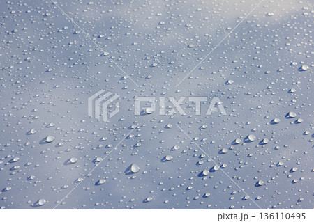 雨上がりのボンネットに宿る無数の光る雫とリフレクション 雨上がりのボンネットに宿る無数の光る雫とリフレクション 136110495