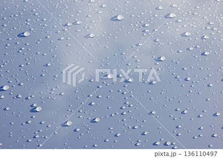 雨上がりのボンネットに宿る無数の光る雫とリフレクション 136110497