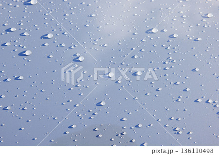 雨上がりのボンネットに宿る無数の光る雫とリフレクション 136110498