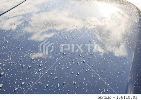 雨上がりのボンネットに宿る無数の光る雫とリフレクション 雨上がりのボンネットに宿る無数の光る雫とリフレクション 136110503