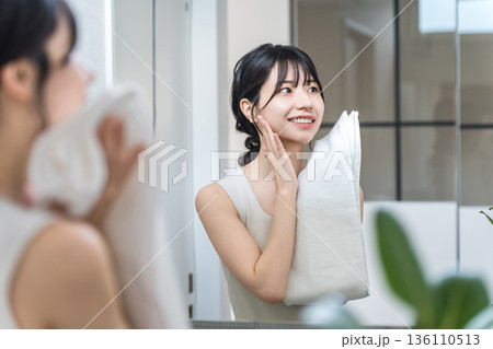 鏡の前で洗顔後にタオルドライする若いアジア人女性(スキンケア,フェイスケア) 鏡の前で洗顔後にタオルドライする若いアジア人女性(スキンケア,フェイスケア) 136110513