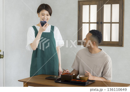日本食を楽しむ外国人の男性 日本食を楽しむ外国人の男性 136110649