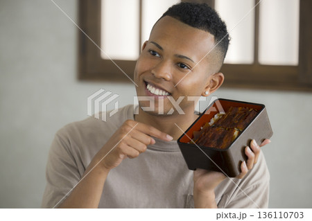 日本食を楽しむ外国人の男性 136110703