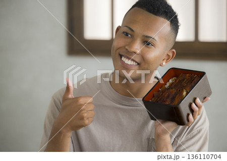 日本食を楽しむ外国人の男性 日本食を楽しむ外国人の男性 136110704