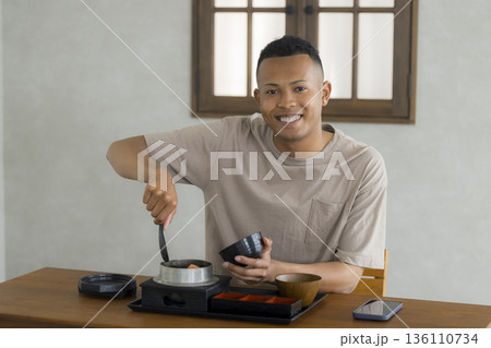 日本食を楽しむ外国人の男性 日本食を楽しむ外国人の男性 136110734