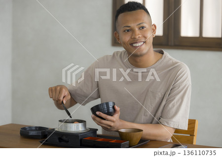 日本食を楽しむ外国人の男性 日本食を楽しむ外国人の男性 136110735