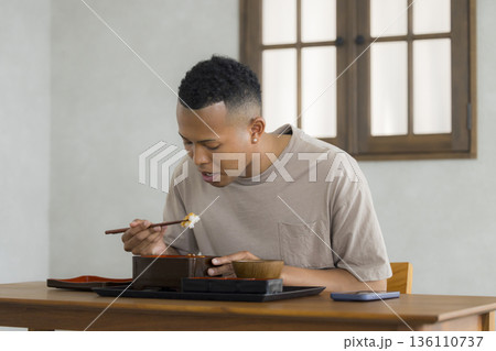 日本食を楽しむ外国人の男性 日本食を楽しむ外国人の男性 136110737