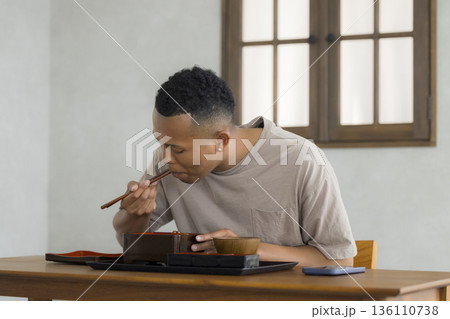 日本食を楽しむ外国人の男性 136110738