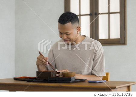 日本食を楽しむ外国人の男性 136110739