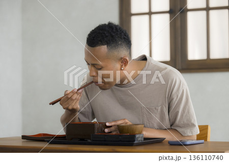 日本食を楽しむ外国人の男性 136110740