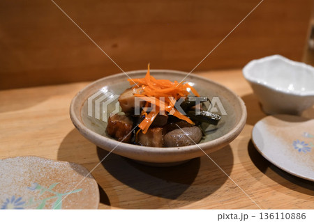 和食の煮物 小鉢料理 木のカウンターに置かれた一品 136110886