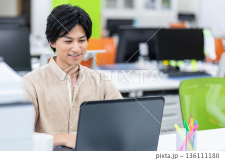オフィスで働く若いビジネスマン オフィスで働く若いビジネスマン 136111180