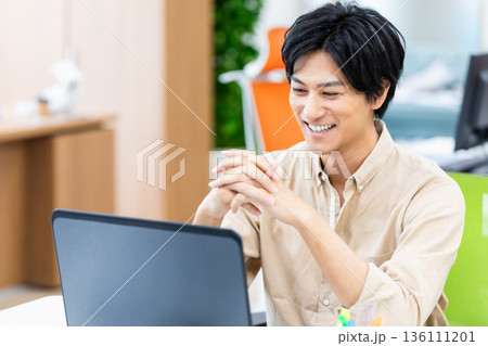 オフィスでパソコンを操作する男性社員 136111201