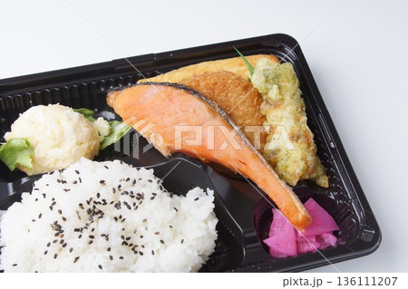 おいしい鮭弁当 おいしい鮭弁当 136111207