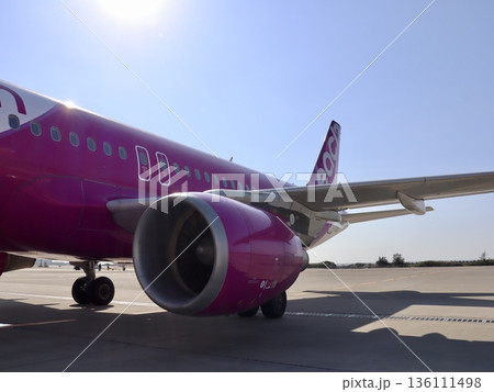 間近で見るピーチ航空の迫力のあるジェットエンジンと機体 日本の空港 商用広告向け写真素材 間近で見るピーチ航空の迫力のあるジェットエンジンと機体 日本の空港 商用広告向け写真素材 136111498