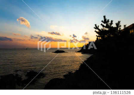 兵庫県赤穂市赤穂御崎からの見た瀬戸内海に沈む冬の夕陽 136111526